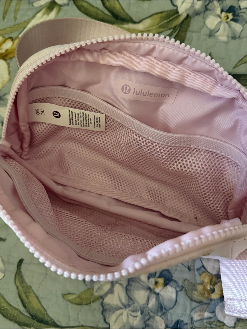lululemon Pale Pink Everywhere Belt Bag with Gold Logo 1L - Picture 6 of 8